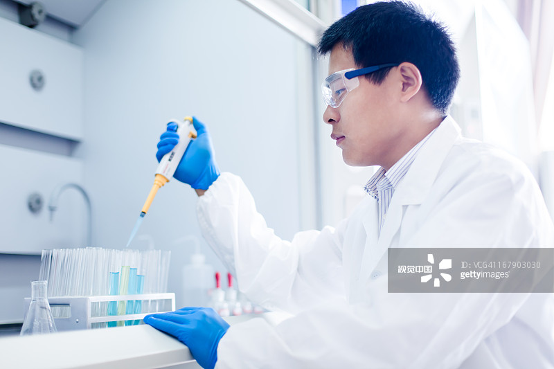 在化学实验室使用移液管图片素材