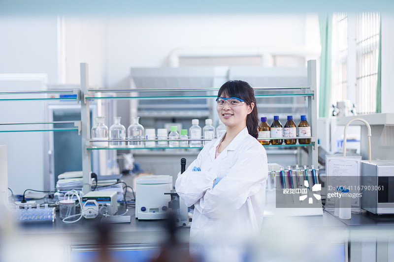 在化学实验室的研究员图片素材