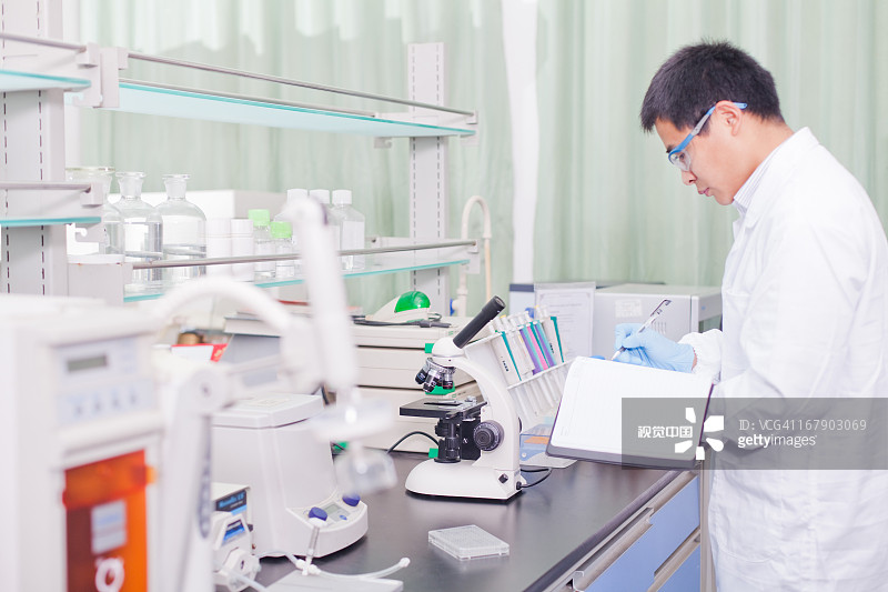 在化学实验室的研究员图片素材