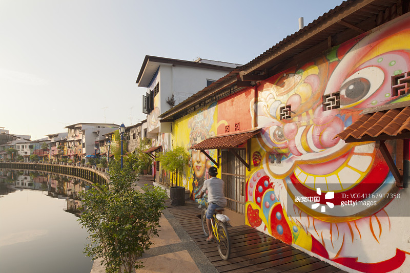 马六甲河周围的涂鸦建筑图片素材