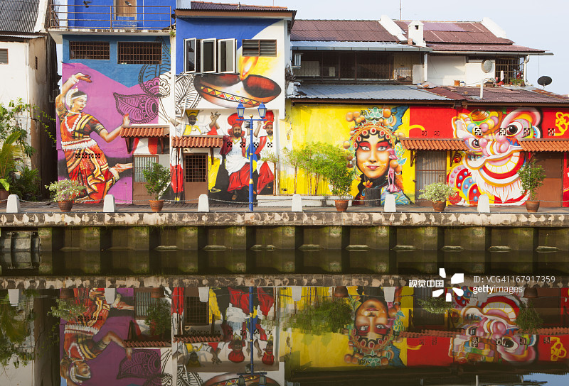 马六甲河周围的涂鸦建筑图片素材
