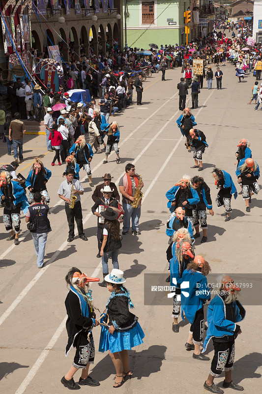 秘鲁卡尔卡节日上的戏服舞者图片素材