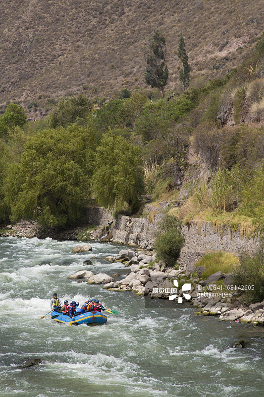 秘鲁乌鲁班巴河上的白水漂流图片素材
