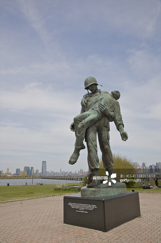 士兵怀抱男子图片素材