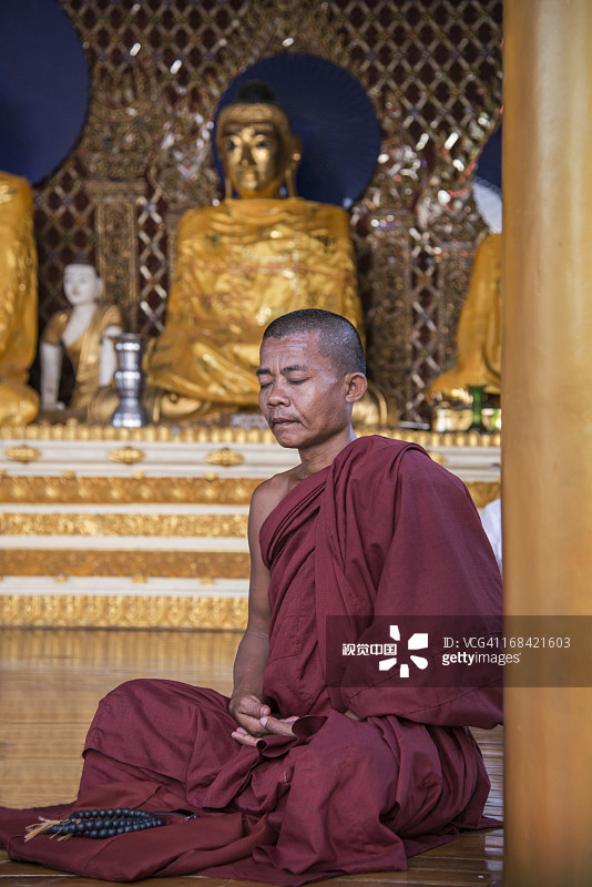 在仰光大金塔冥想的和尚图片素材