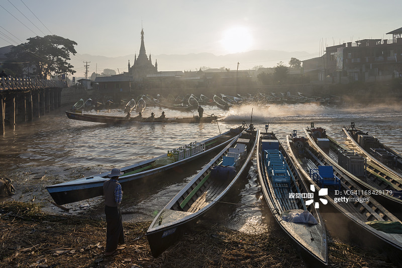 娘水镇的长尾独木舟图片素材