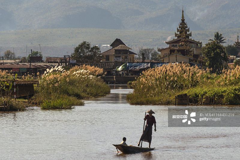 茵莱湖上的单腿划船图片素材