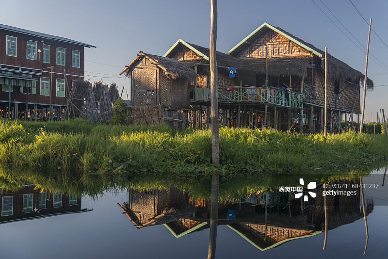 高跷上的水上房屋景色图片素材