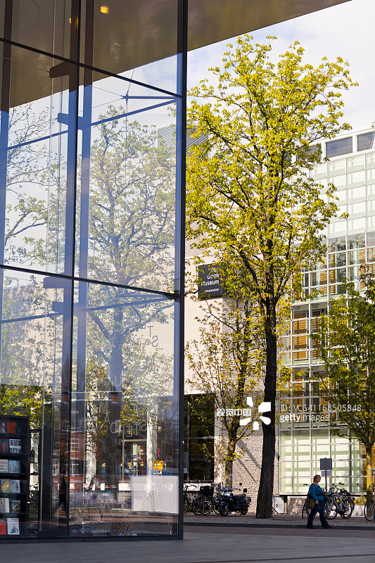 梵高博物馆外的春天树图片素材