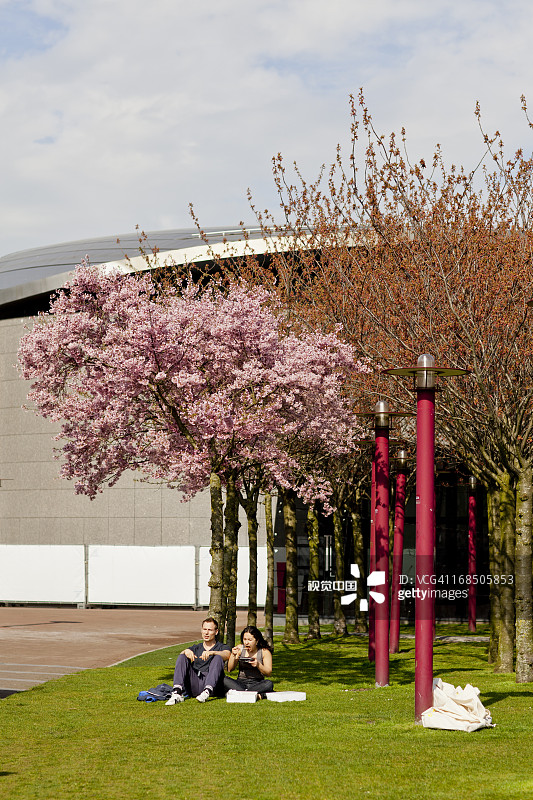 在博物馆广场放松的人们图片素材