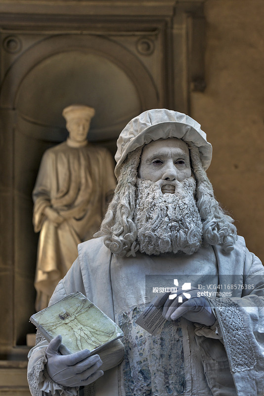 身着达·芬奇服装的佛罗伦萨模特图片素材