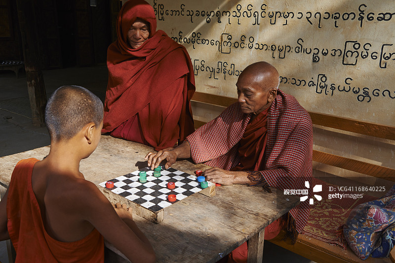 缅甸曼德勒僧侣下棋图片素材