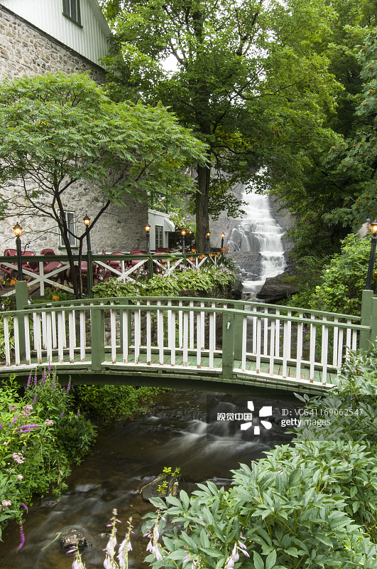 圣洛朗-德-奥尔良岛上的小桥图片素材