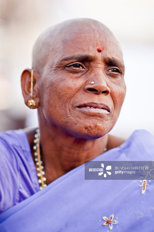 摆姿势的南印度修女图片素材