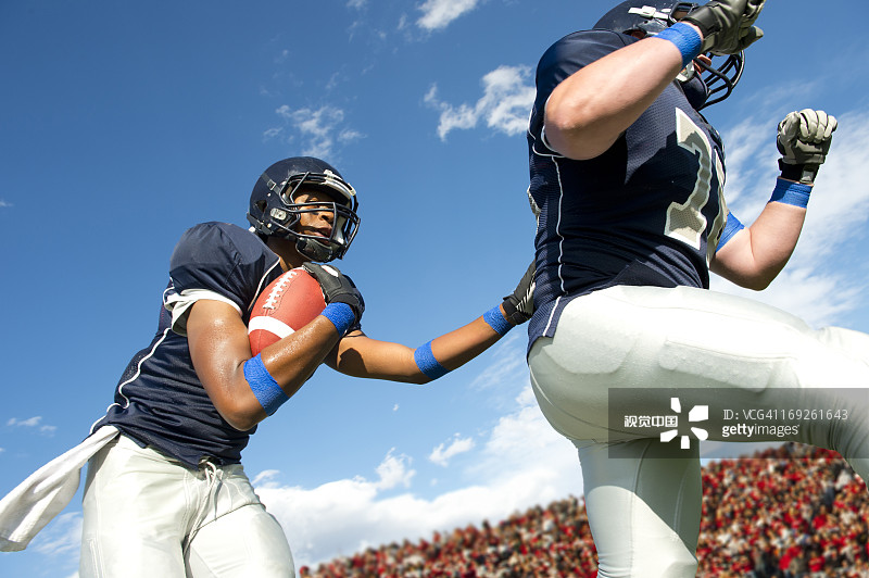 足球运动员传球图片素材
