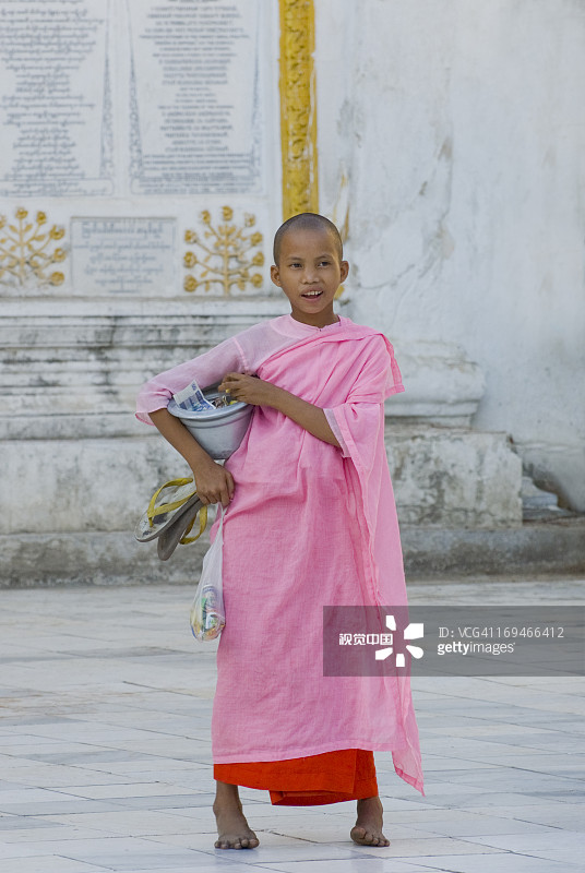 在缅甸仰光的年轻佛教尼姑图片素材