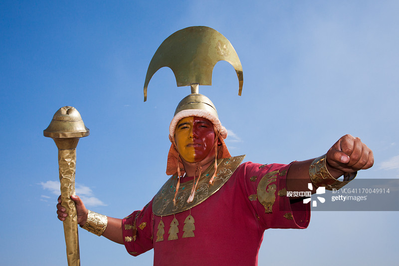 穿着印加战士服装的男人在昌昌古城图片素材