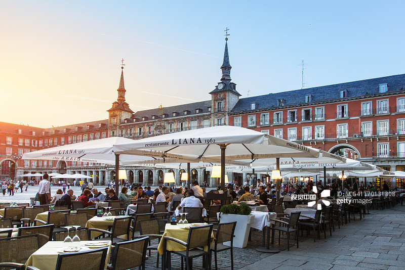 西班牙马德里马约尔广场的露台图片素材