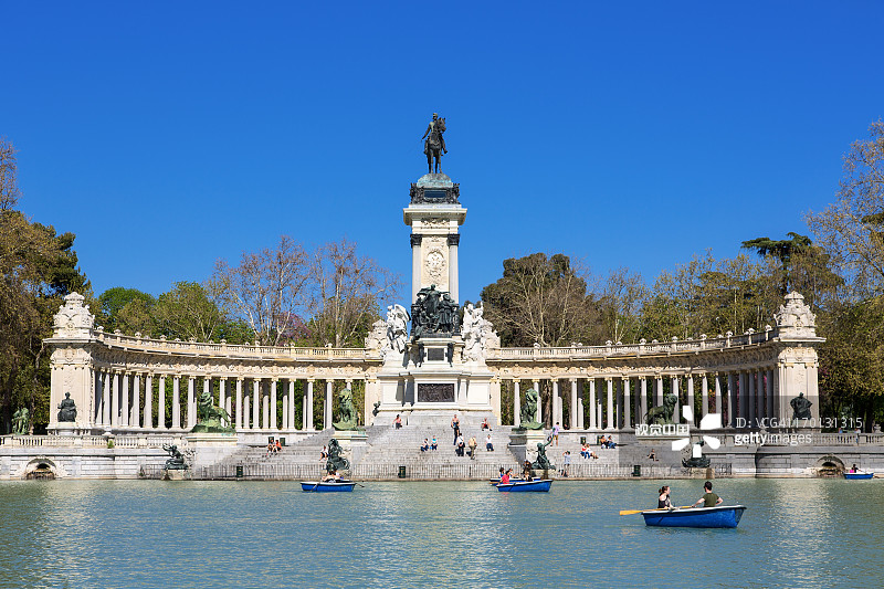 马德里布恩·雷蒂罗公园的划船湖图片素材