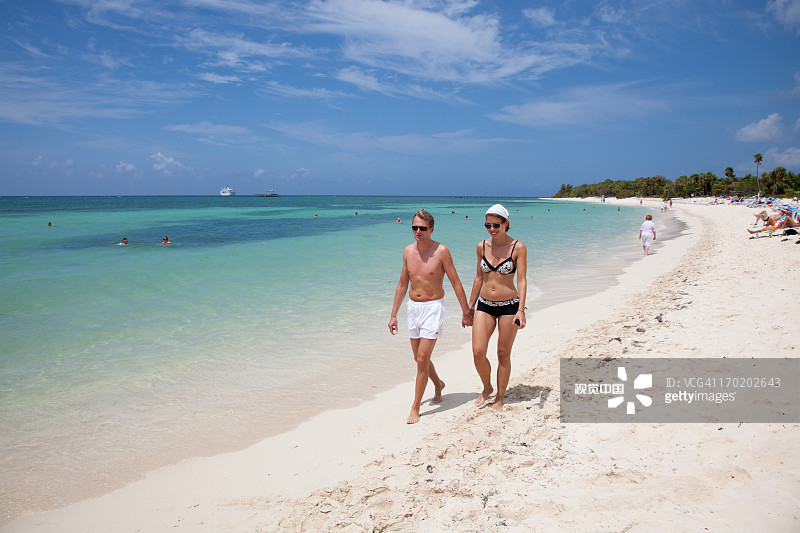 情侣在海滩漫步图片素材