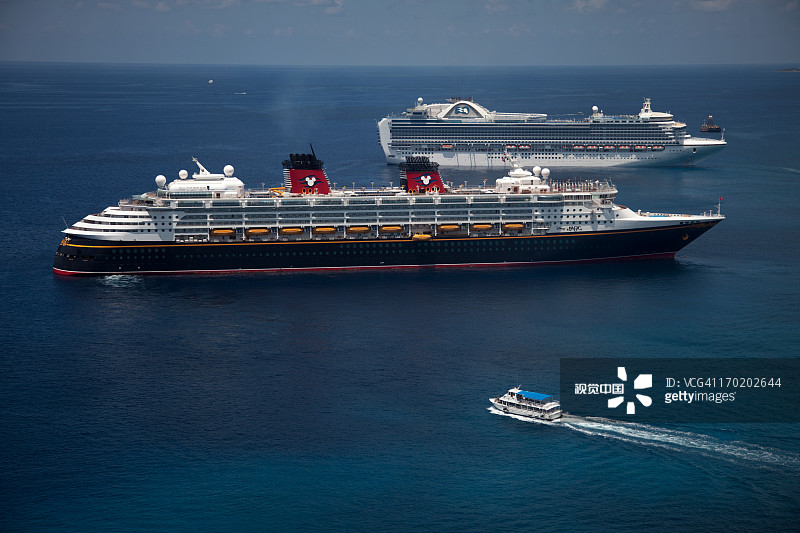 迪士尼魔术号和皇冠公主号游轮航拍图片素材