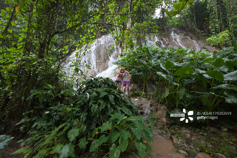 在斯卡特瀑布旁的两个年轻女人图片素材