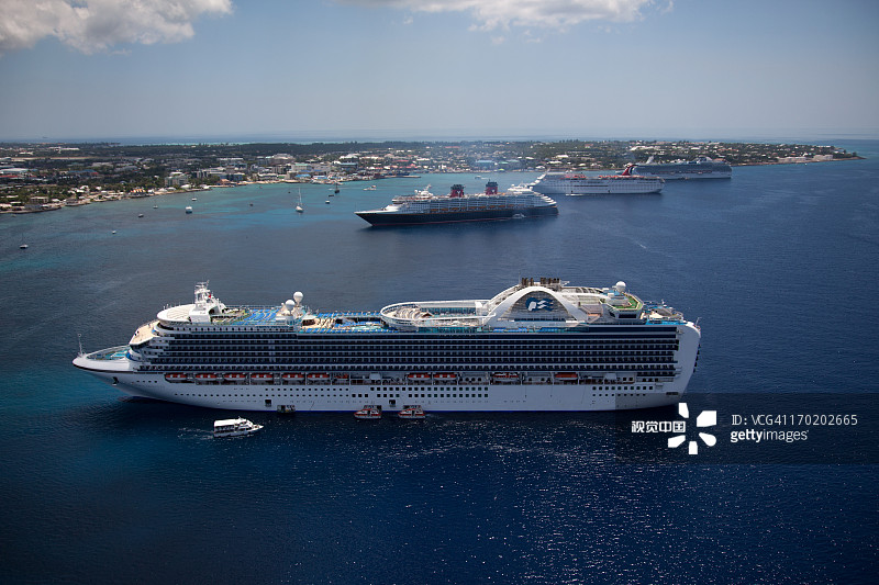 停泊的游轮航拍图片素材