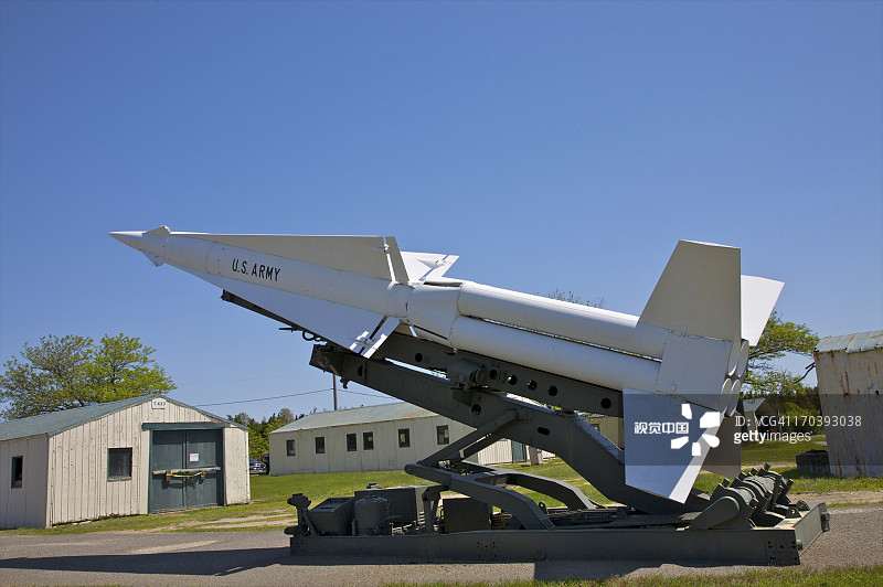 20世纪50年代蓝色天空下的导弹发射器图片素材