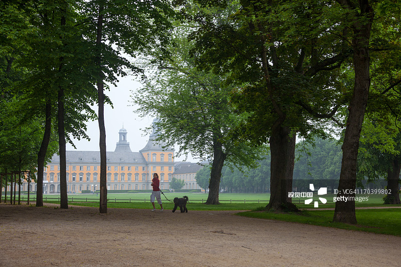 女人和小狗在公园慢跑图片素材