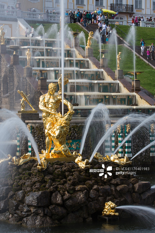 彼得霍夫宫的大瀑布喷泉图片素材