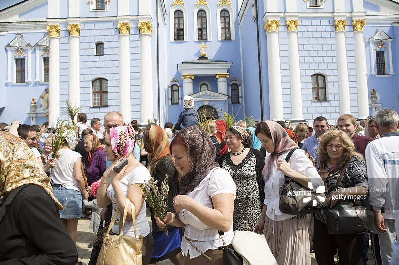 圣米迦勒金顶修道院外的牧师图片素材