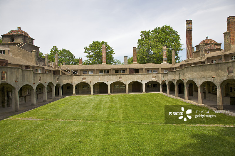 混凝土建筑之间的草地庭院图片素材