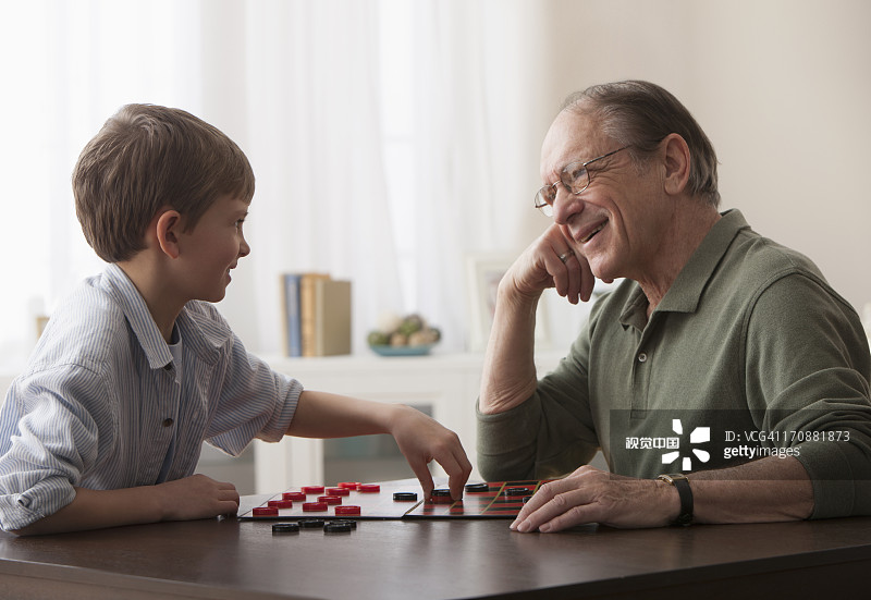 白人男子和孙子下跳棋图片素材