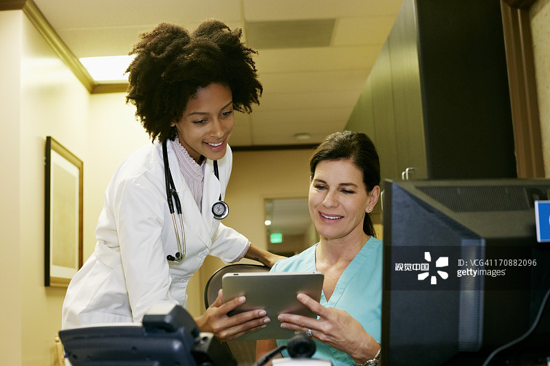 医生和护士使用平板电脑图片素材