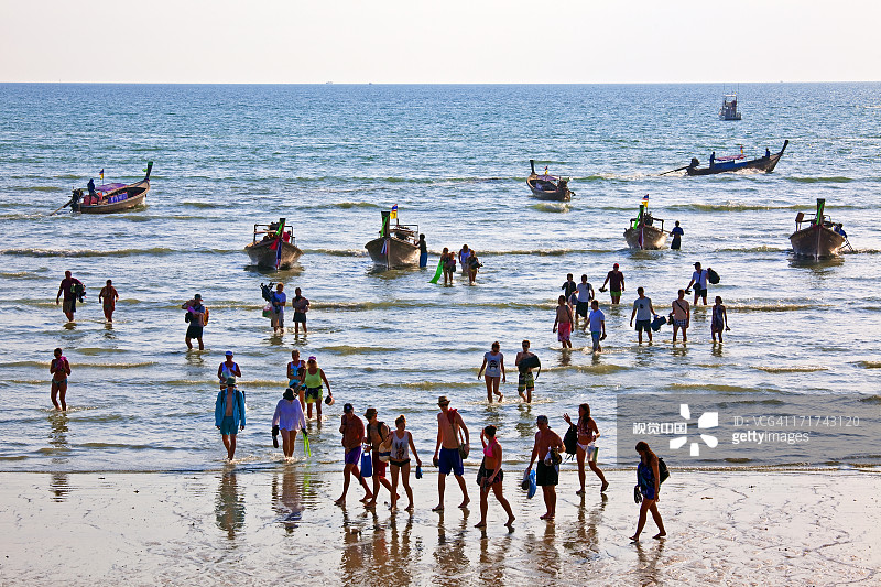 游客在甲米下船图片素材