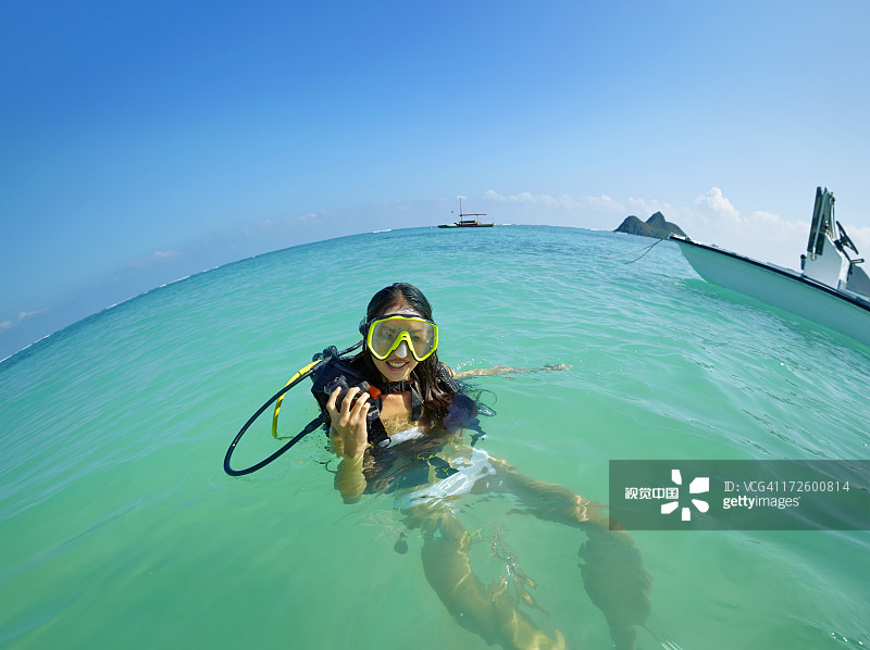 穿着潜水装备的日本女人在海中图片素材