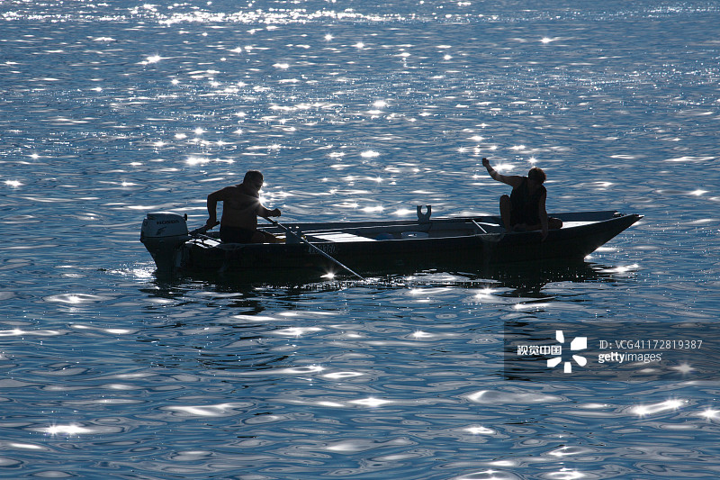在威尼斯泻湖渔船上的一对夫妇图片素材