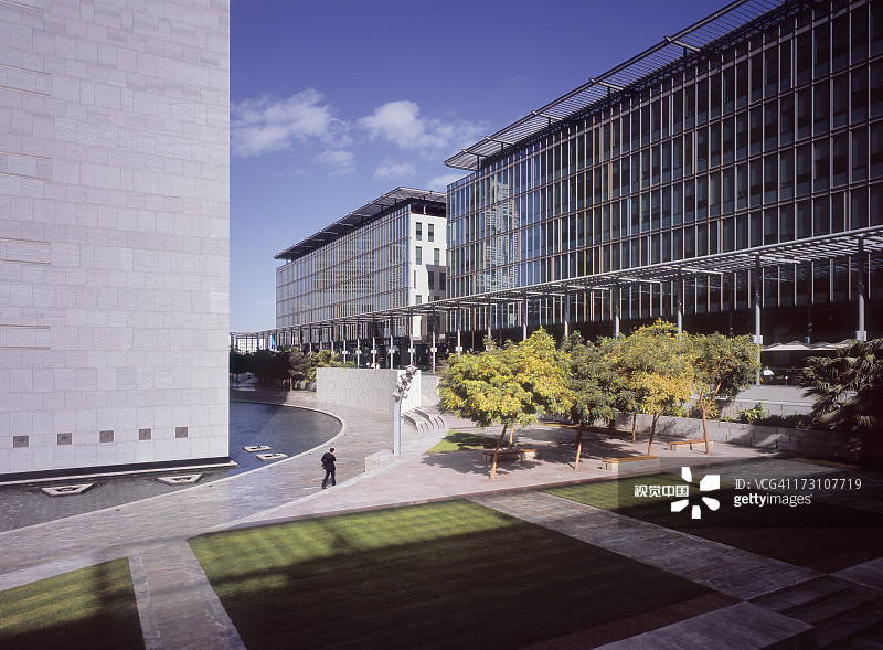 在迪拜金融中心的商人图片素材