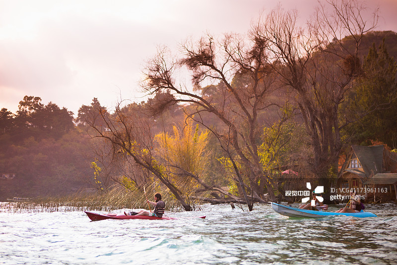 皮划艇穿越阿蒂特兰湖之旅图片素材