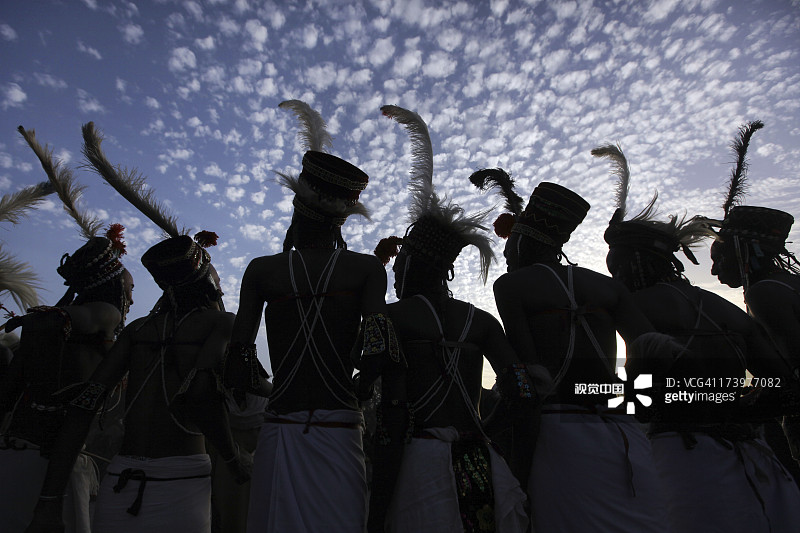 在格莱沃尔节日上跳亚克舞的男人们图片素材