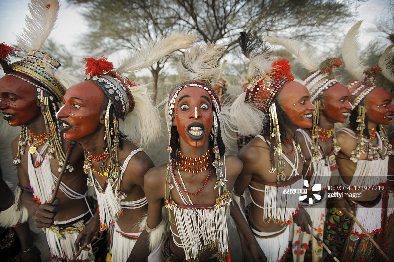 在格莱沃尔节日上跳亚克舞的男人们图片素材