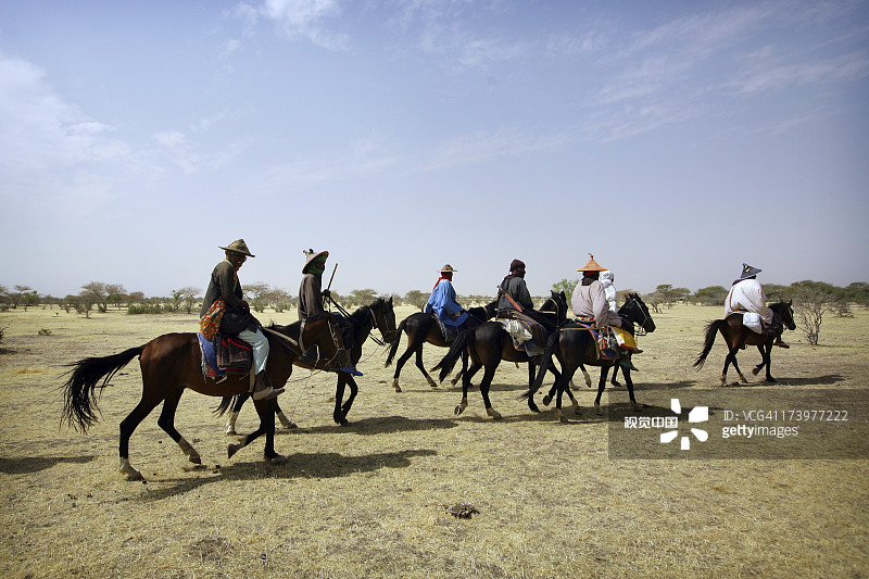 骑马的游牧沃达贝男子图片素材