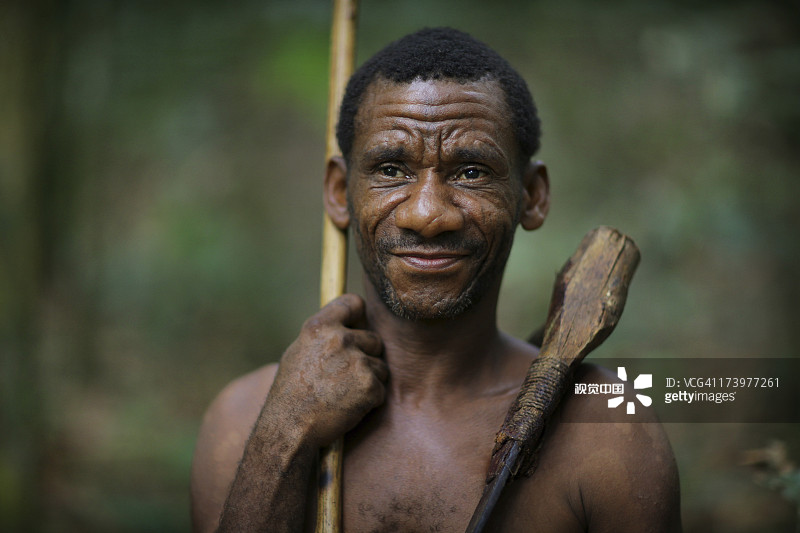 手持猎矛和斧头的巴雅卡男人图片素材