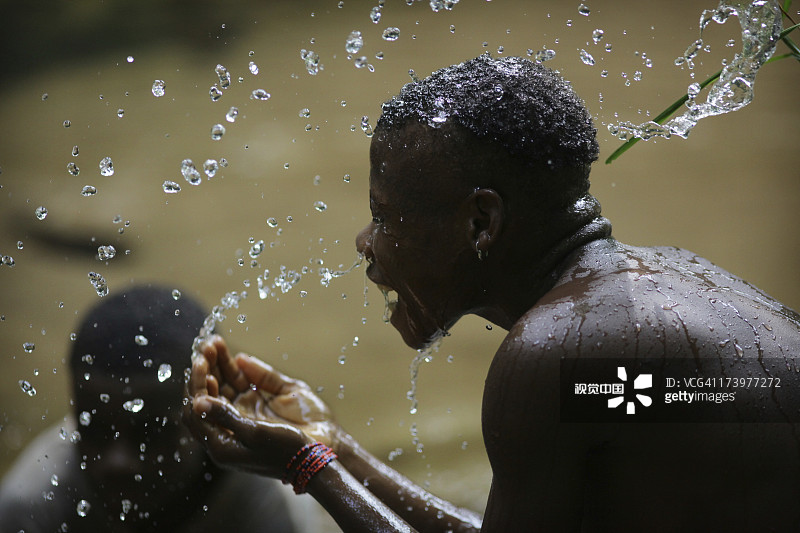 女人往脸上泼水图片素材