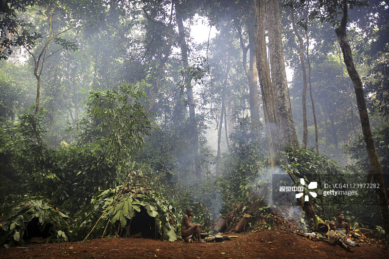 在森林中篝火旁休息的巴雅卡族妇女图片素材