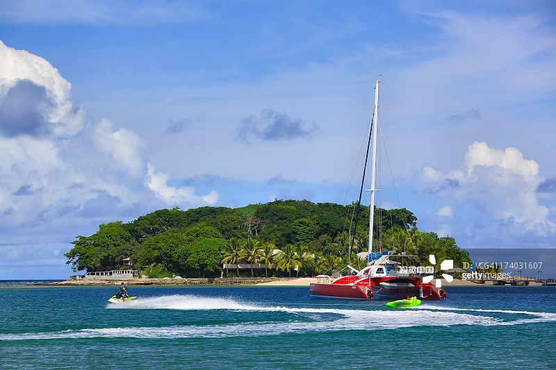 维拉港美累湾中的隐匿岛屿图片素材