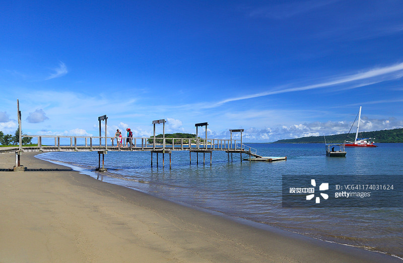 人们穿过美莱湾的隐匿岛码头图片素材