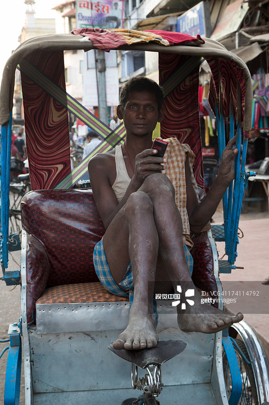 使用手机的三轮车夫图片素材