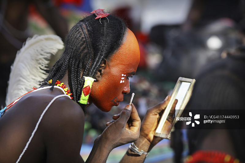 沃达贝男人涂抹脸部彩绘图片素材