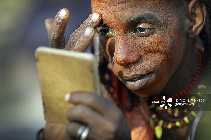 Wodaabe男人涂抹红色赭石面漆图片素材